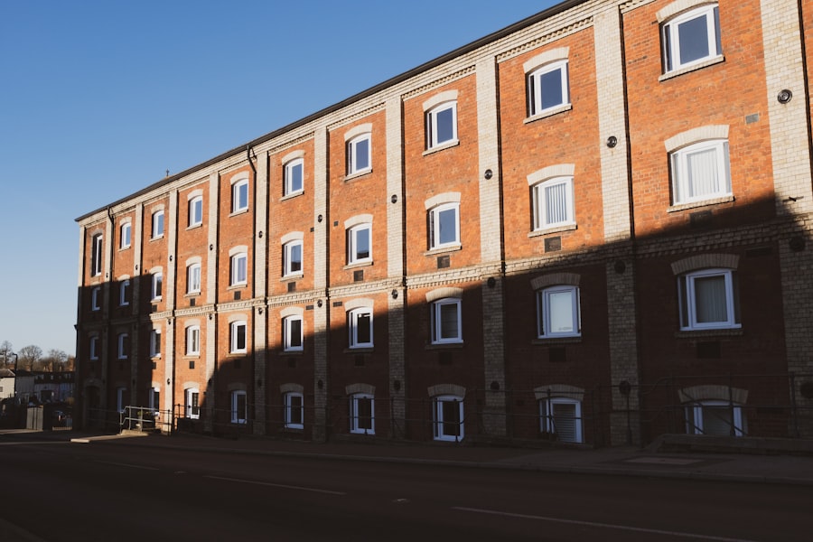 A large brick building with many windows on the side of it