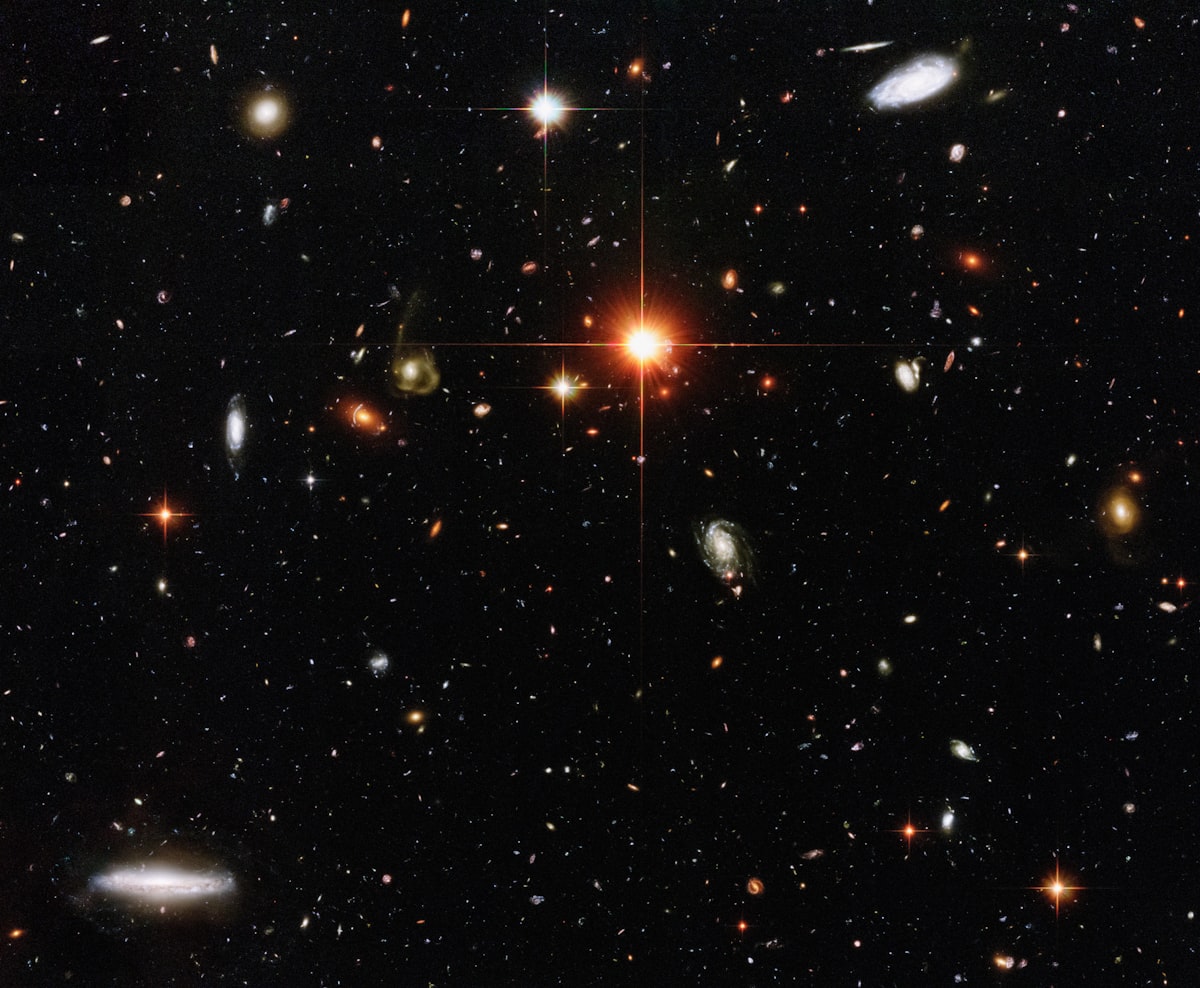 a cluster of stars in the middle of the night sky